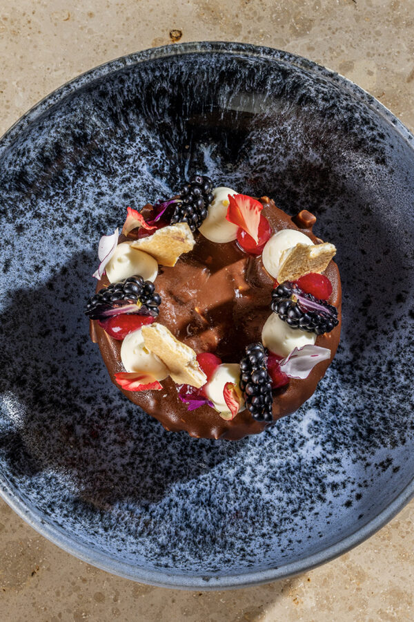 Take away by cortsen - marts april menu 2025 - dessert - Chokolademousse på Valrhona chokolade med saltede marcona mandler i lys chokolade. Anrettet med vaniljecreme med sort the, mandel brittle, passionfrugt og chokolademynte