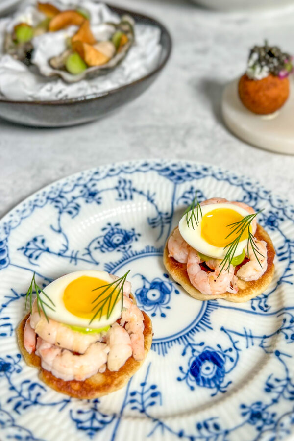 Blinis med marinerede rejer, blødkogt vagtelæg og karsecreme