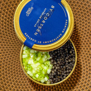 Caviar én surprise med taskekrabbe, lime panna cotta med dild og by Cortsen caviar. Hertil sprød brioche chip - appetizeren på årets nytårsmenu fra by Cortsen