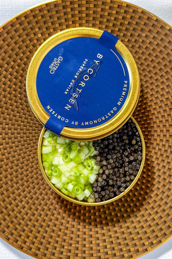 Caviar én surprise med taskekrabbe, lime panna cotta med dild og by Cortsen caviar. Hertil sprød brioche chip - appetizeren på årets nytårsmenu fra by Cortsen