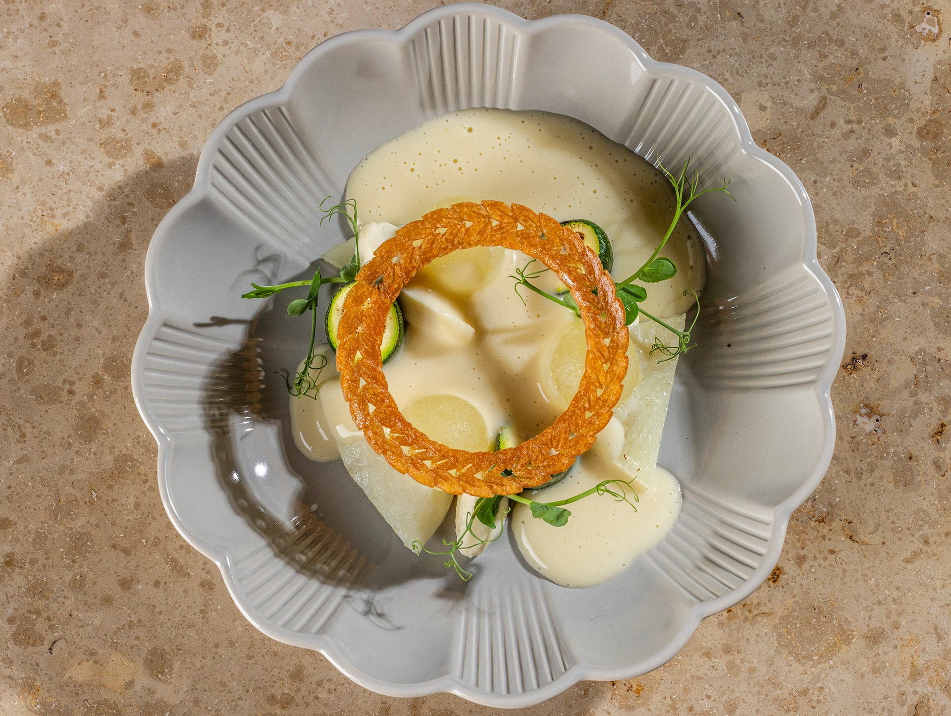 Pighvar med grillet zucchini, sprød nashipære og persillerod i brunet smør. Sprød løgchip og røget pighvarsauce