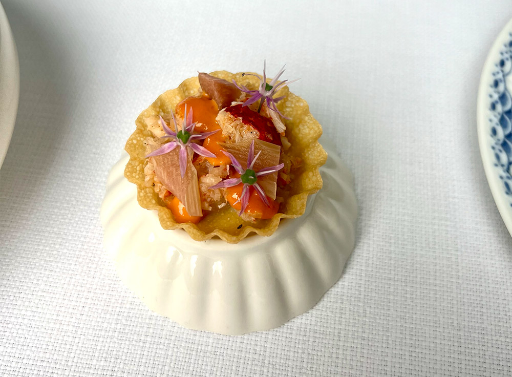 Hummertærte med grønne jordbær og syrlige rabarber